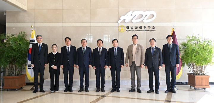 법제처는 22일 대전 국방과학연구소에서 현장 간담회를 열어 국방과학의 발전을 위한 법, 제도 개선 방안을 논의했다고 밝혔다. 사진은 국방과학연구소 방문 모습. (사진=법제처 제공) 2025.12.22. *재판매 및 DB 금지