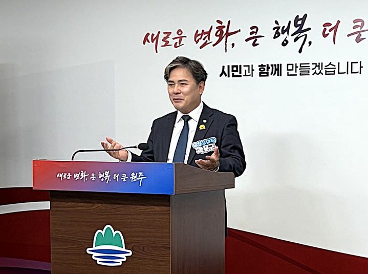 [원주=뉴시스] 이덕화 기자 = 22일 곽문근 원주시의회 부의장이 국방부의 군 유휴부지를 원주시에 무상 반환하라는 기자회견을 하고 있다. 2025.12.22. wonder8768@newsis.com *재판매 및 DB 금지