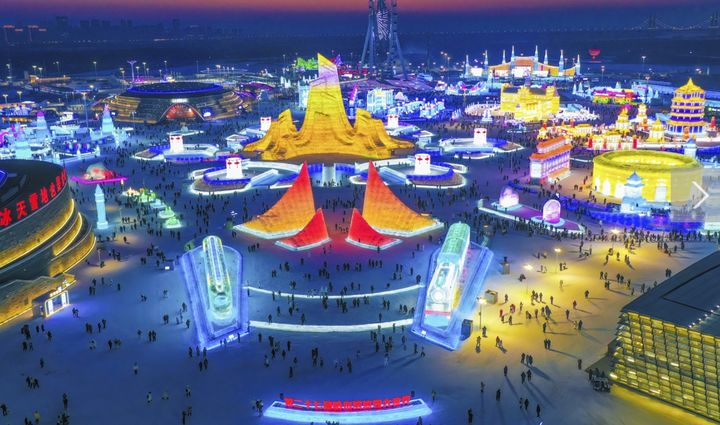 [서울=뉴시스] 17일 개막한 중국 헤이룽장성 하얼빈 방설제의 전시 조형물이 얼음 조각 내부에 설치된 조명의 빛과 어울려 형형색색의 모양을 연출하고 있다.(출처: 차이나데일리) 2025.12..22. *재판매 및 DB 금지