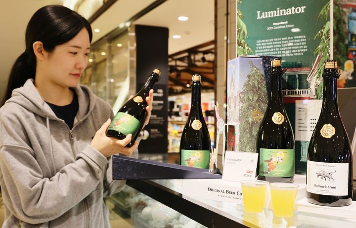[대구=뉴시스] 롯데백화점 대구점은 지하 2층 식품매장에서 국내 프리미엄 수제맥주 브랜드 '오리지널 비어 컴퍼니(Original Beer Company)' 팝업 행사를 진행한다. (사진 = 롯데백화점 제공) 2025.12.22. photo@newsis.com *재판매 및 DB 금지