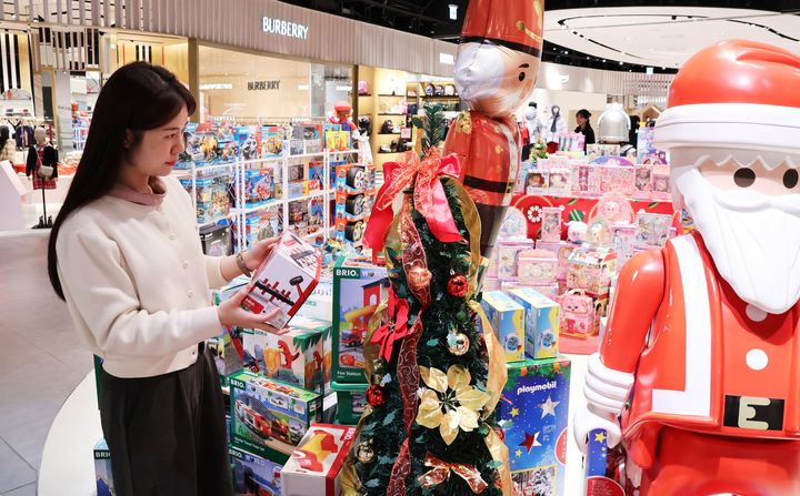 [대구=뉴시스]대구 신세계백화점은 7층 행사장에서 아동완구 전문 매장 '아이큐박스' 행사를 진행한다. (사진 = 대구 신세계백화점 제공) 2025.12.22. photo@newsis.com *재판매 및 DB 금지