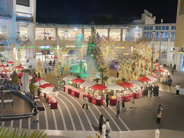 [창원=뉴시스]롯데프리미엄아울렛 김해점, 1층 중앙광장. (사진=롯데백화점 제공) 2025.12.22.photo@newsis.com *재판매 및 DB 금지