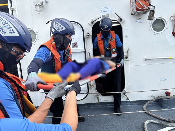 [여수=뉴시스] 여수시 도서지역 응급환자 이송하는 여수해경. (사진=여수해경 제공) 2025.12.22. photo@newsis.com *재판매 및 DB 금지