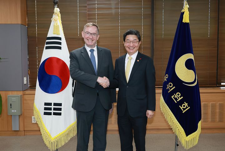 이억원 금융위원장이 22일 오전 서울 종로구 정부서울청사에서 콜린 크룩스 주한 영국대사와 면담을 가졌다. (사진=금융위원회 제공) *재판매 및 DB 금지