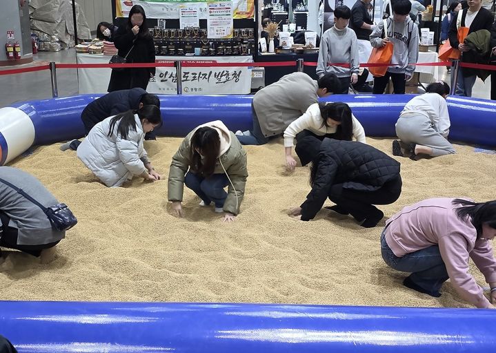 [세종=뉴시스] 농협중앙회는 쌀 소비 촉진과 가공산업 발전을 위해 마련한 '2025 우리쌀·우리술 K-라이스페스타'가 지난달 28일부터 사흘간 누적 방문객 2만2800여 명을 기록했다고 22일 밝혔다. (사진=농협 제공) 2025.12.22. photo@newsis.com *재판매 및 DB 금지