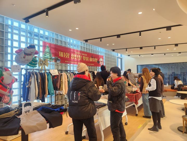 [대전=뉴시스] 대전대 국제교류원 '제1회 성탄절 맞이 바자회' 모습. (사진=대전대 제공) 2025.12.22. photo@newsis.com *재판매 및 DB 금지