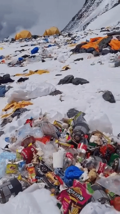 [서울=뉴시스] 히말라야 소식을 전하는 플랫폼 ‘에베레스트 투데이’가 지난 20일 소셜네트워크 X를 통해 쓰레기로 뒤덮인 에베레스트 고산 캠프의 모습을 공개했다.(영상출처: 에베레스트투데이 X 계정 @EverestToday)2025.12.22 *재판매 및 DB 금지 *재판매 및 DB 금지
