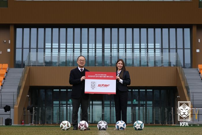 [서울=뉴시스]코리아풋볼파크에서 열린 사용구 협찬 계약 조인식에서 이용수 부회장(왼쪽)과 정현정 스타스포츠 부사장. (사진=대한축구협회 제공)