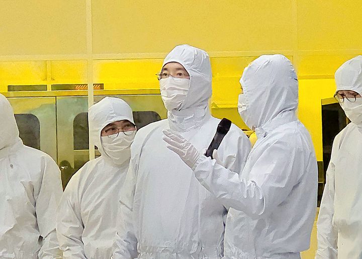 [서울=뉴시스]이재용 삼성전자 회장이 22일 삼성전자 기흥캠퍼스 내 첨단 복합 반도체 연구개발(R&D) 센터인 NRD-K 클린룸 시설을 살펴보고 있다. (사진 = 삼성전자) photo@newsis.com *재판매 및 DB 금지