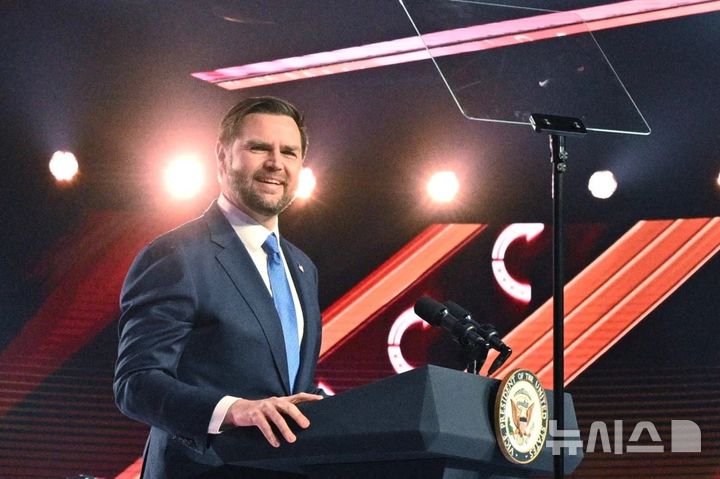 [애리조나=AP/뉴시스]JD 밴스 미국 부통령이 21일(현지 시간) 미국 애리조나주 피닉스에서 열린 '터닝포인트 USA' 연례 총회 폐막식에서 연설하고 있다. 2025.12.22.