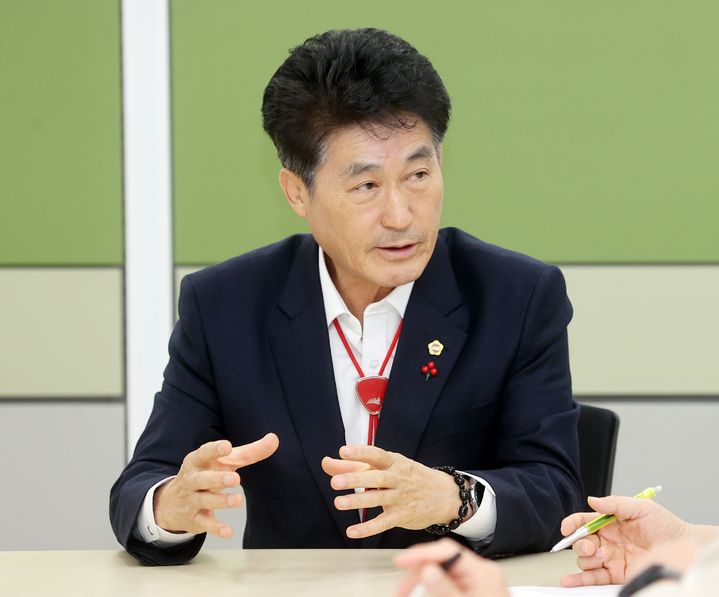 [청주=뉴시스] 이양섭 충북도의회 의장이 22일 청주시 상당구 문화동 충북도청 기자실에서 올 한 해 의정 성과 등을 소개하고 있다. (사진=충북도의회 제공) 2025.12.22. photo@newsis.com *재판매 및 DB 금지