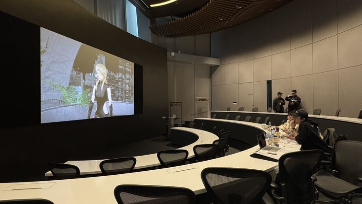 [서울=뉴시스] 윤정민 기자 = 갤럭시코퍼레이션은 지난 17일 서울에서 버추얼 아티스트 오디션을 진행했다. 한 참가자가 오디션에 참가한 가운데 심사위원은 별도 심사실에서 참가자를 평가하고 있다. 2025.12.22. alpaca@newsis.com *재판매 및 DB 금지