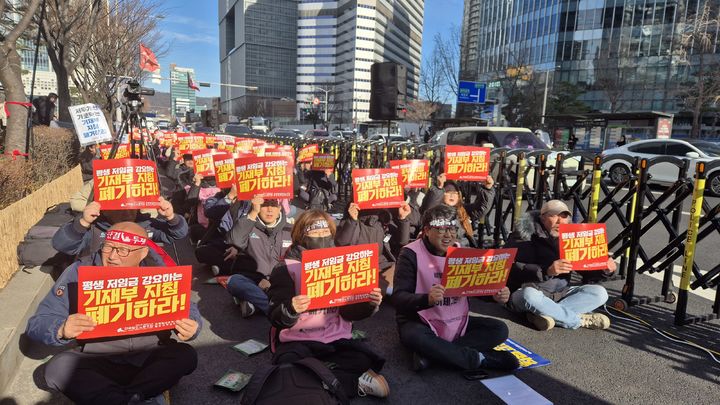 [서울=뉴시스] 전상우 수습기자 = 민주노총 철도노조 코레일네트웍스지부와 철도고객센터지부 조합원들이 22일 오후 서울 용산구 코레일네트웍스 본사 앞에서 총파업 결의대회를 열고 있다. 2025.12.22. swoo@newsis.com *재판매 및 DB 금지