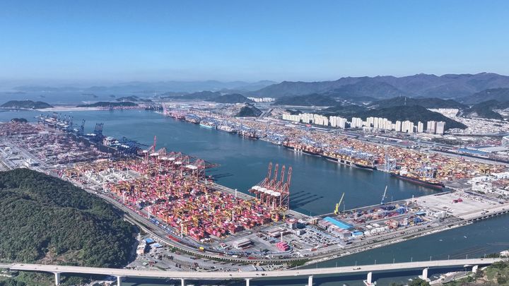 [부산=뉴시스] 부산항 신항 전경(4부두 상공에서 바라본 컷). (사진=부산항만공사 제공) 2025.12.22. photo@newsis.com *재판매 및 DB 금지
