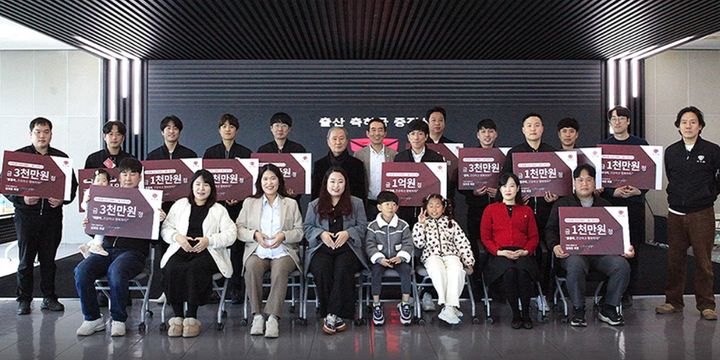 [뉴시스] 글로벌 농기계 기업 TYM(002900)이 2024년 도입한 출산장려금 제도가 누적 지급액 10억원을 넘어 안정적으로 정착했다고 밝혔다. 2024년 3월 21일 개최된 제1회 '2024 출산장려금 증정식' 당시 모습. (사진 = TYM) *재판매 및 DB 금지