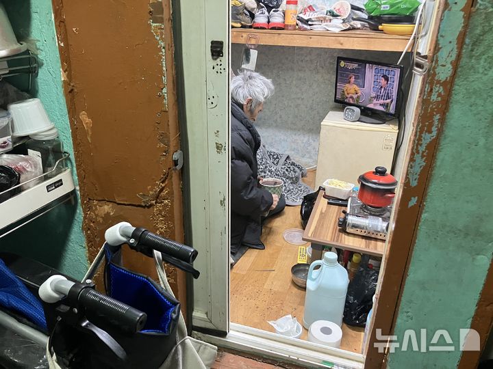 [서울=뉴시스]김경민 인턴기자=22일 오전 찾은 서울 종로구 돈의동 쪽방촌에서 만난 거주민. 영하 7도에 이르는 한파에 방 안에서도 패딩을 입고 있다. 2025.12.22 photo@newsis.com