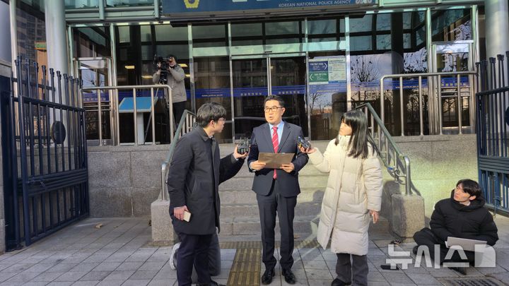 [서울=뉴시스] 이종성 수습 기자 = 김규환 전 미래통합당 의원 측 대리인 장승호씨가 22일 오후 서울 서대문구 경찰청 민원실 앞에서 통일교 윤영호 전 세계본부장을 무고 및 명예훼손 혐의로 고소장을 제출하기 전 관련 입장을 밝히고 있다. 2025.12.22. bsg05107@newsis.com