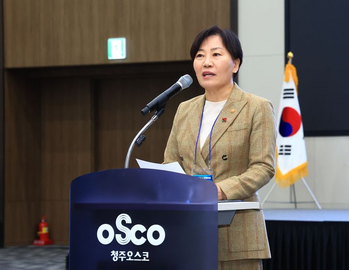 [청주=뉴시스] 송미령 농림축산식품부 장관이 22일 충북 청주오스코에서 열린 '함께 만드는 K-농정협의체' 성과보고회에 참석해 발언하고 있다. (사진 = 농식품부 제공) 2025.12.22. 