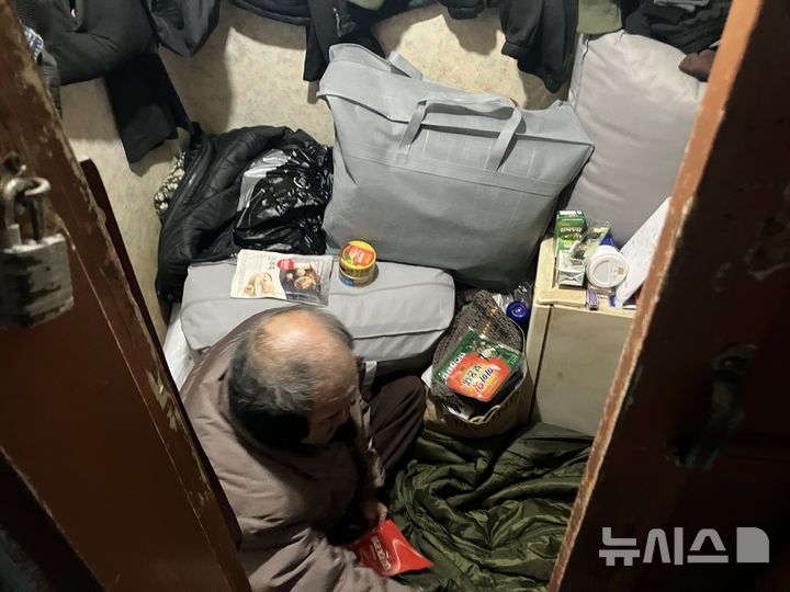 [서울=뉴시스]김경민 인턴기자=22일 오전 찾은 서울 종로구 창신동 쪽방촌에서 만난 거주민. 전기장판과 핫팩으로 한파를 피하고 있다. 2025.12.22 photo@newsis.com