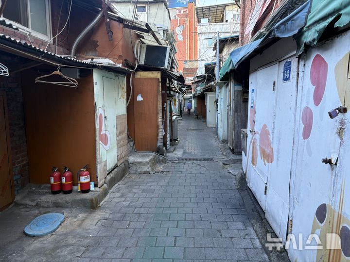 [서울=뉴시스]권민지 수습기자=22일 오전 찾은 서울 영등포구 쪽방촌의 한 골목. 영하 7도에 이르는 한파로 오가는 사람이 많지 않아 한산한 모습. 2025.12.22 photo@newsis.com