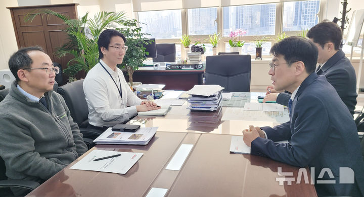 [대구=뉴시스] 김정기(사진 오른쪽) 대구시장 권한대행이 22일 오전 박동일 산업통상부 산업정책실장을 만나 섬유·안경산업 혁신을 위한 국비 지원의 필요성을 설명하고 있다(사진=대구시 제공) 2025.12.22 photo@newsis.com 