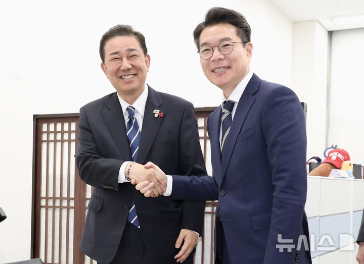 [서울=뉴시스] 조성봉 기자 = 김병기 더불어민주당 원내대표가 22일 서울 여의도 국회에서 정원오 성동구청장을 접견하며 악수를 하고 있다.2025.12.22. suncho21@newsis.com