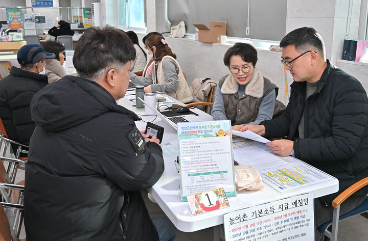 정선군이 지방소멸 위기 극복을 위한 핵심 정책으로 추진 중인 농어촌기본소득 시범사업이 마침내 22일부터 읍·면 행정복지센터에서 신청접수를 시작하고 있다.(사진=정선군 제공) *재판매 및 DB 금지