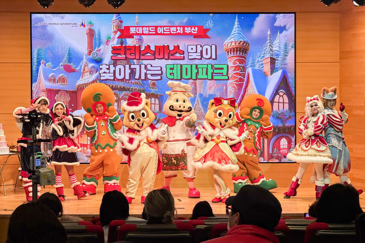 [부산=뉴시스] 22일 부산대어린이병원에서 롯데월드 어드벤처 부산은 '찾아가는 테마파크' 행사를 진행하고 있다. (사진=롯데월드 어드벤처 부산 제공) 2025.12.22. photo@newsis.com *재판매 및 DB 금지