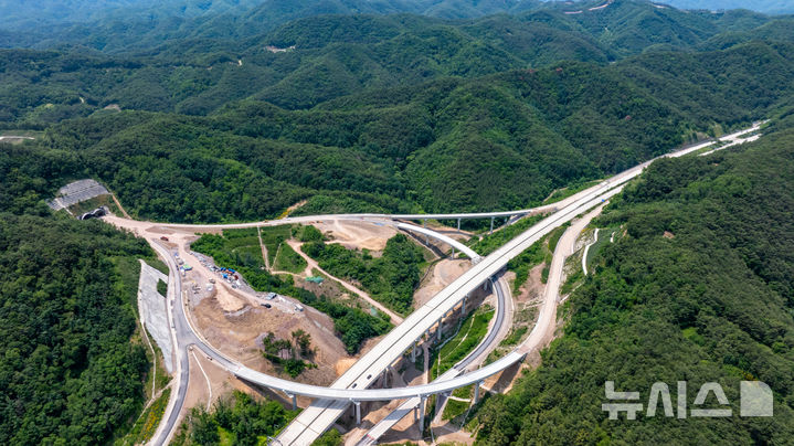 [영덕=뉴시스] 안병철 기자 = 지난 11월8일 개통한 고속국도 65호선 포항~영덕 구간.(사진=영덕군 제공) 2025.12.22. photo@newsis.com