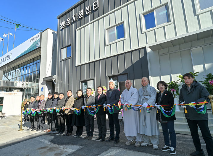 22일 정선군 남면에서 최승준 정선군수, 전영기 군의장, 지역 기관·단체장, 주민 등이 참석한 가운데 남면 다목적 행정지원센터 준공 테이프 커팅식이 열리고 있다.(사진=정선군 제공) *재판매 및 DB 금지