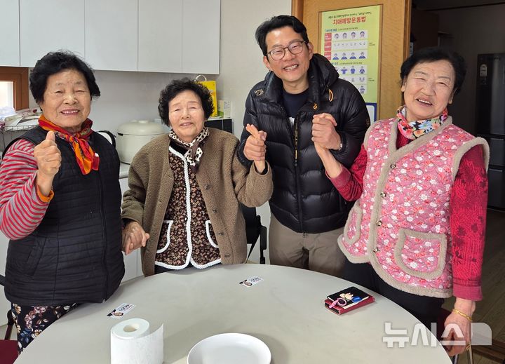[포항=뉴시스] 송종욱 기자 = 박대기 포항시장 출마 예정자가 지난 17~20일 나흘간 포항 동서 횡단으로 죽장면~호미곶 간(96.7㎞)을 걸으며 시민들과 소통했다. 사진은 19일 남구 연일읍 대송면 남성1리 경로당에서 주민들과 소통하는 모습. (사진=박대기 출마 예정자 제공) 2025.12.22. photo@newsis.com 