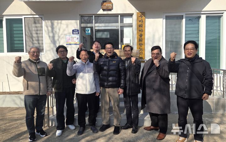 [포항=뉴시스] 송종욱 기자 = 박대기 포항시장 출마 예정자가 지난 17~20일 나흘간 포항 동서 횡단으로 죽장면~호미곶 간(96.7㎞)을 걸으며 시민들과 소통했다. 사진은 17일 북구 죽장면 두마리 마을회관에서 주민들을 만나 소통하는 모습. (사진=박대기 출마 예정자 제공) 2025.12.22. photo@newsis.com 