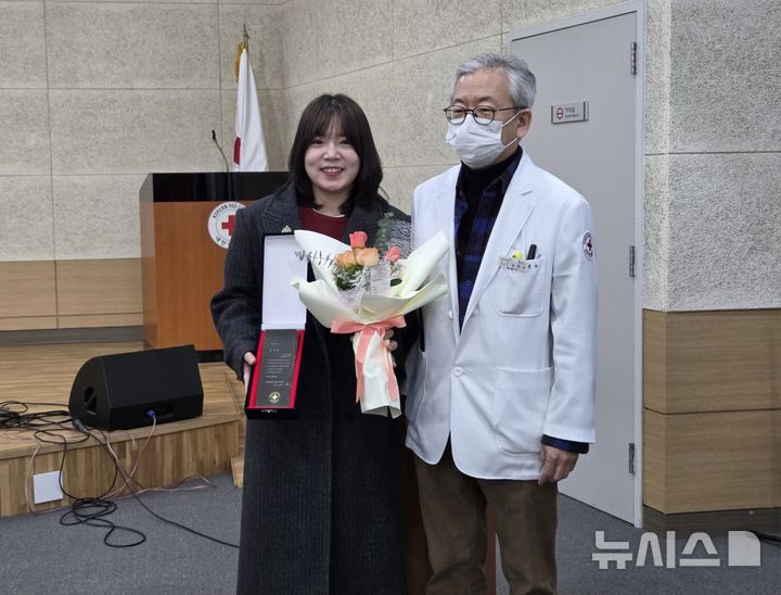 [서울=뉴시스] 대한적십자사 감사패 수상 사진. 왼쪽 이은정 대한간호협회 중앙간호돌봄봉사단장. (사진= 대한간호협회 제공)