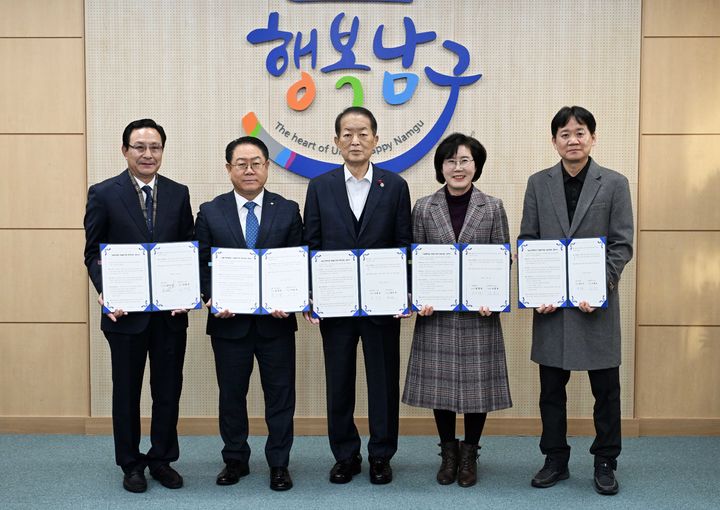 [울산=뉴시스] 22일 울산 남구청 구청장실에서 부설주차장 무료 개방 협약식이 진행되고 있다. 사진 왼쪽부터 달동 강남아파트 남성근 입주자대표, 무거동 서울산새마을금고 윤성화 이사장, 서동욱 남구청장, 신일중학교 방경애 교장, 삼신초등학교 김인수 교장. (사진=울산 남구 제공) 2025.12.22. photo@newsis.com *재판매 및 DB 금지