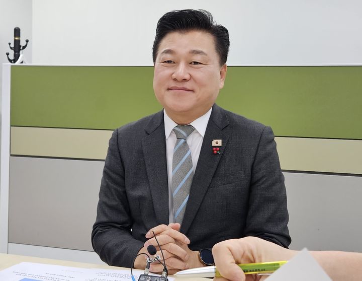 [청주=뉴시스] 신용한 지방시대위원회 부위원장이 22일 충북 청주시 상당구 문화동 충북도청 기자실에서 대전·충남 행정통합 등에 대한 입장을 밝히고 있다. 2025.12.22. nulha@newsis.com *재판매 및 DB 금지