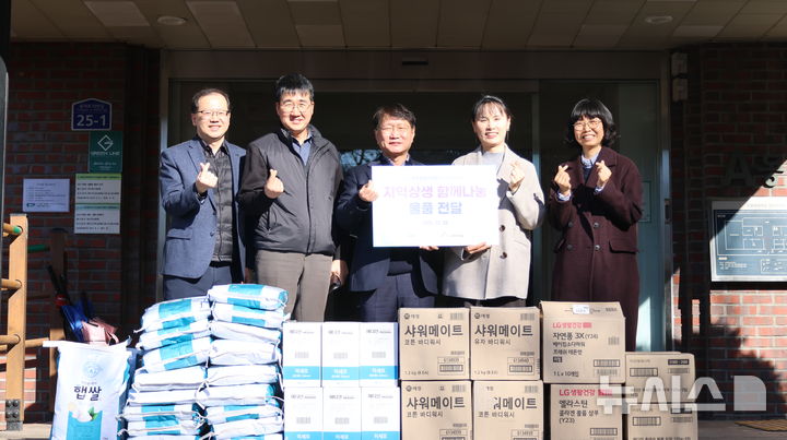 [광주=뉴시스]LH광주전남지역본부는(이하 LH)는 22일 광주 남구에 위치한 복지공동체인 소화천사의집 에 쌀 등 생필품을 전달했다. 