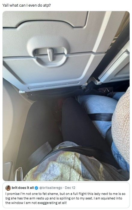 [뉴시스] 지난 11일 한 X 이용자는 "만석인 비행기에서 옆자리에 앉은 아주머니 덩치가 너무 커서 팔걸이를 올리고 내 좌석을 침범하고 있다"며 "창가 쪽에 짓눌려있다. 진짜 과장하는 게 아니다"라고 호소했다. (사진=X 캡처) *재판매 및 DB 금지