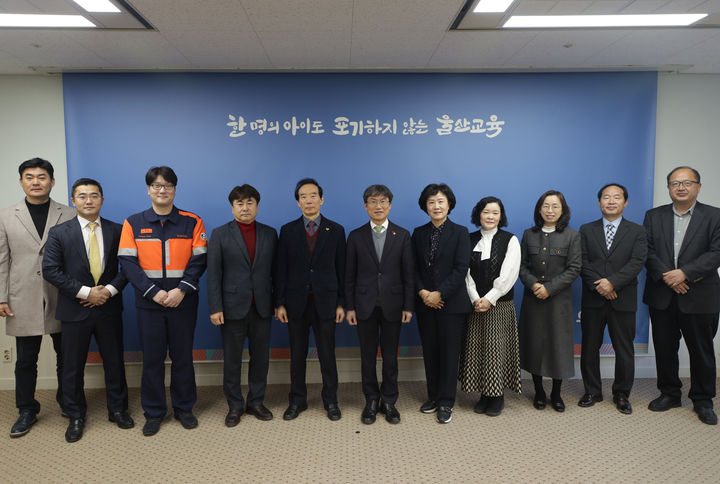 [울산=뉴시스] 구미현 기자 = 천창수 울산시교육감이 22일 접견실에서 교육기부 우수기관과 학교 관계자들과 기념사진을 찍고있다. 2025.12.22. (사진=울산시교육청 제공) photo@newsis.com *재판매 및 DB 금지