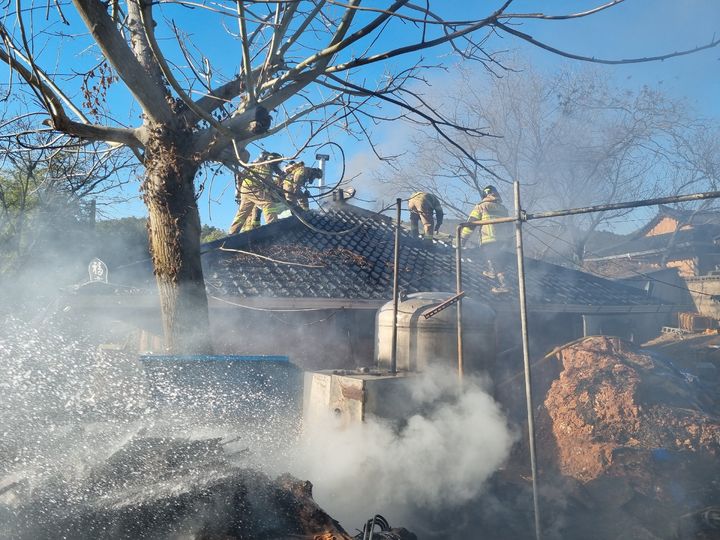 [무안=뉴시스] 22일 오후 2시19분께 전남 무안군 청계면 한 도자기 공방에서 불이 나 소방 대원이 진화 작업을 벌이고 있다. (사진=전남소방본부 제공) 2025.12.22. photo@newsis.com *재판매 및 DB 금지