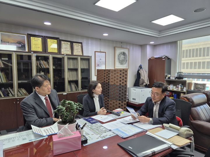 [서울=뉴시스]왼쪽부터 협의회 이준우 사무처장, 최호정 회장, 서범수 의원.