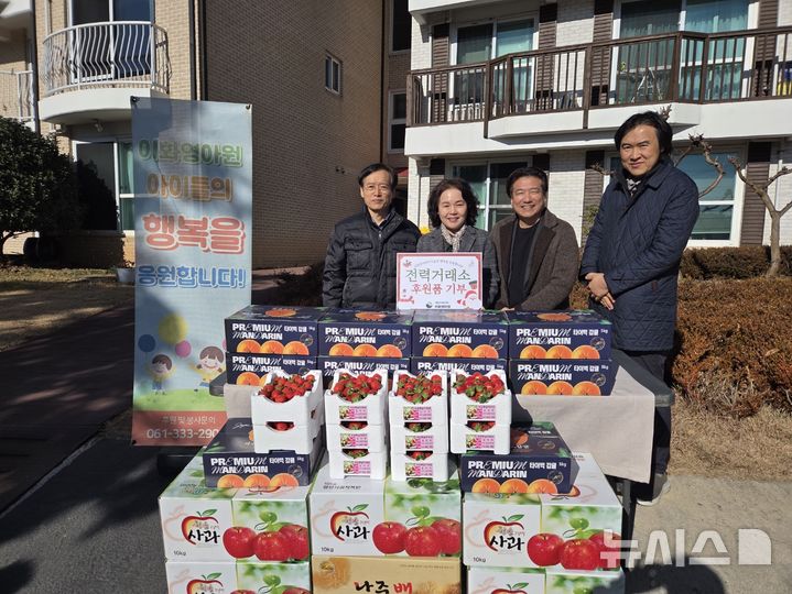 [세종=뉴시스]전력거래소는 연말을 맞아 노사가 함께 전통시장 장보기와 복지시설·취약계층 어르신 대상 나눔 활동을 실시했다.(사진=전력거래소 제공)