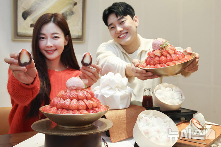 [서울=뉴시스] 신세계백화점 본점 하우스오브신세계 디저트살롱에서 모델이 붉은 말의 해를 기념한 '딸기 디저트 2종(딸기 찹쌀떡·딸기 빙수)'을 소개하고 있다. (사진=신세계백화점 제공) 2025.12.22. photo@newsis.com