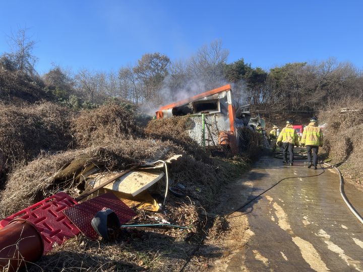 [홍성=뉴시스] 22일 오전 10시33분께 충남 홍성군 결성면 성곡리의 한 돼지농장에서 불이 나 현장에 출동한 소방대원들이 진화에 나서고 있다. (싸진=홍성소방서 제공) 2025.12.22. photo@newsis.com *재판매 및 DB 금지