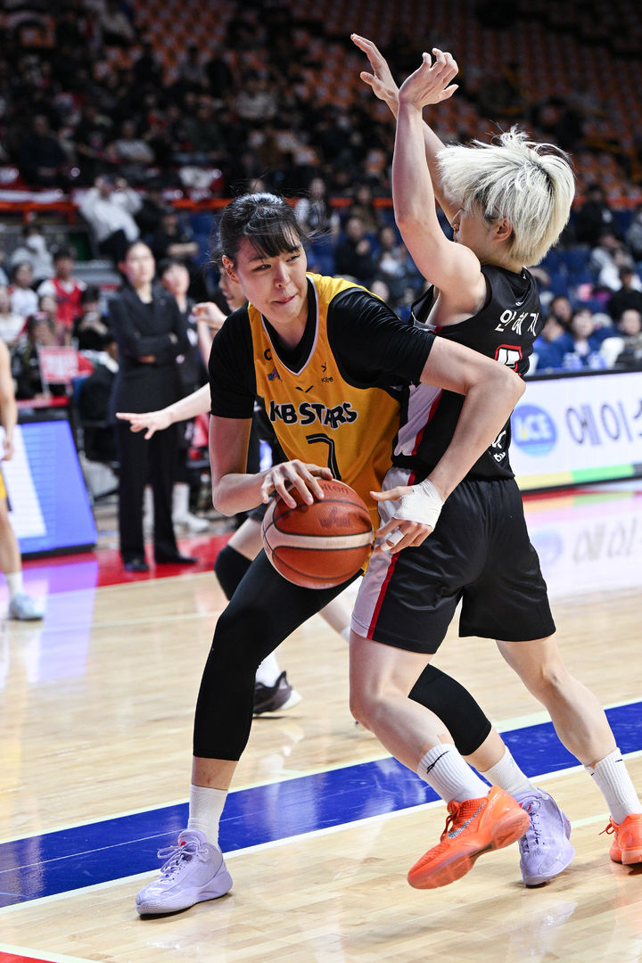 [서울=뉴시스] 여자프로농구 청주 KB국민은행의 박지수. (사진=WKBL 제공) *재판매 및 DB 금지