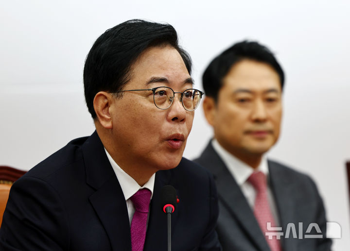 [서울=뉴시스] 김명년 기자 = 송언석 국민의힘 원내대표가 22일 오전 서울 여의도 국회에서 열린 최고위원회의에서 발언하고 있다. 2025.12.22. kmn@newsis.com