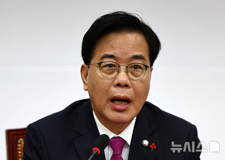 [서울=뉴시스] 김명년 기자 = 송언석 국민의힘 원내대표가 22일 오전 서울 여의도 국회에서 열린 최고위원회의에서 발언하고 있다. 2025.12.22. kmn@newsis.com