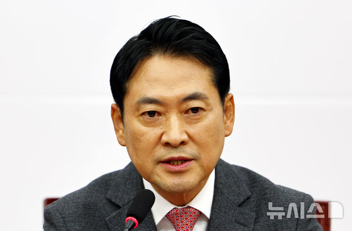 [서울=뉴시스] 김명년 기자 = 장동혁 국민의힘 대표가 22일 오전 서울 여의도 국회에서 열린 최고위원회의에서 발언하고 있다. 2025.12.22. kmn@newsis.com