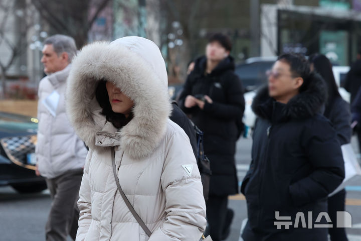 [서울=뉴시스] 권창회 기자 = 절기상 동지이자 전국적으로 추위가 이어지고 있는 22일 오전 서울 종로구 광화문네거리에서 시민들이 두꺼운 옷을 입고 출근하고 있다. 2025.12.22. kch0523@newsis.com