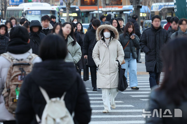 [서울=뉴시스] 권창회 기자 = 사진은 지난 22일 오전 서울 종로구 광화문네거리에서 시민들이 두꺼운 옷을 입고 출근하고 있는 모습. 2025.12.22. kch0523@newsis.com