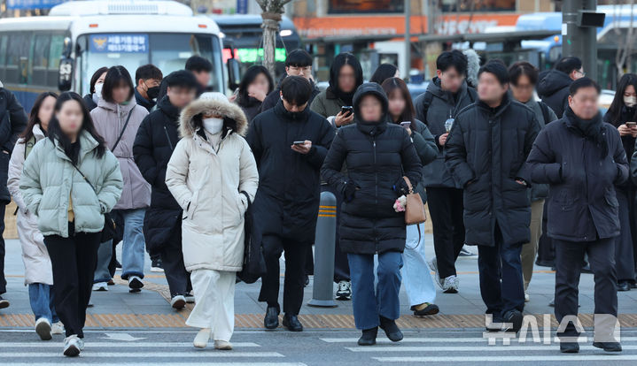 [서울=뉴시스] 권창회 기자 = 절기상 동지이자 전국적으로 추위가 이어지고 있는 22일 오전 서울 종로구 광화문네거리에서 시민들이 두꺼운 옷을 입고 출근하고 있다. 2025.12.22. kch0523@newsis.com